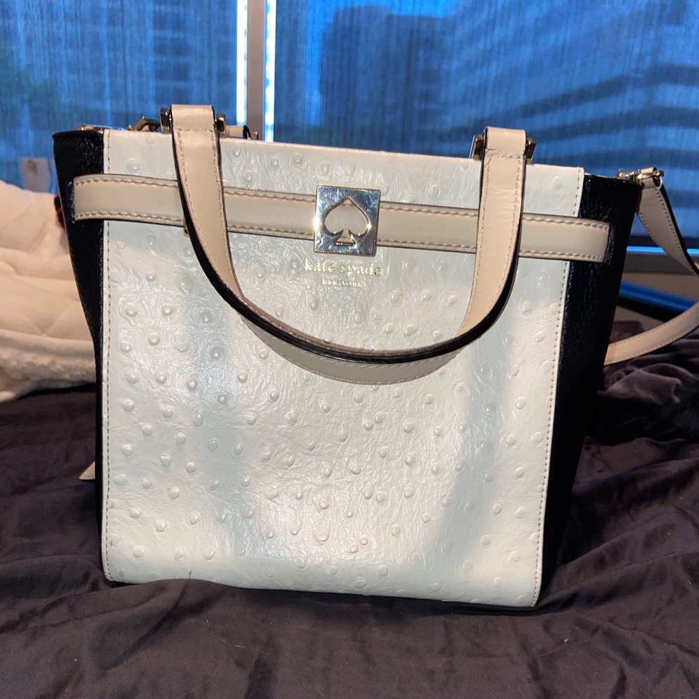 Kate Spade black & white purse. Can be used as a cross body as well.